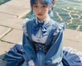 神裡綾香（原神），一位穿著藍色衣服的女孩坐在湖邊，身後是一片湖泊。