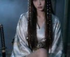 護送公主的旅程，一位身著日式服裝、頭戴白色羽毛的少女。
