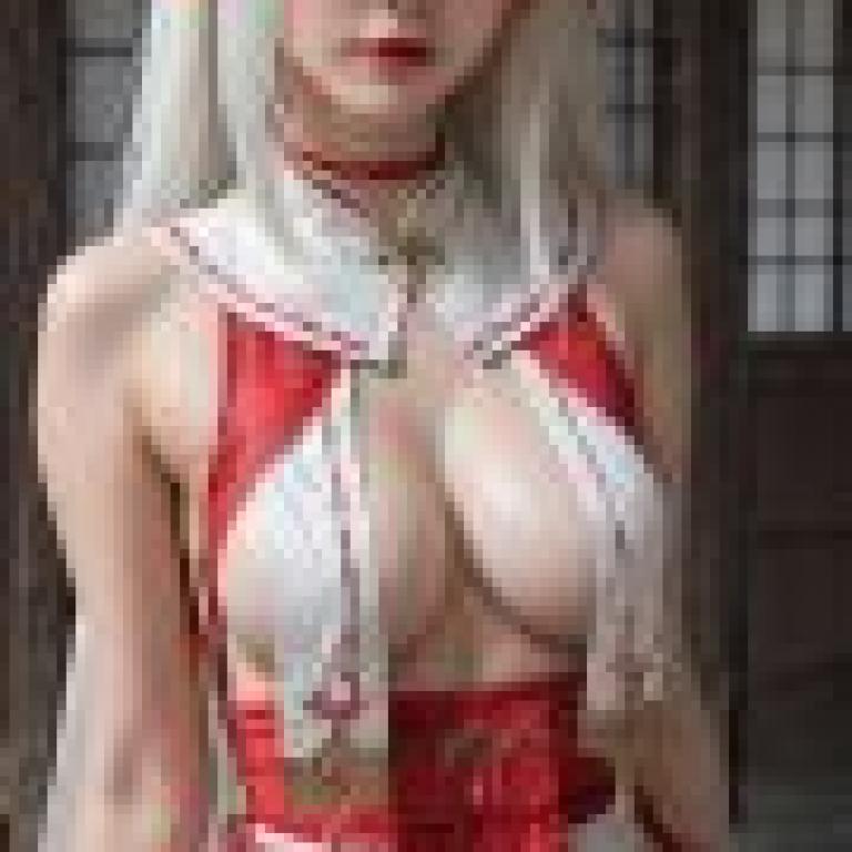 狐仙女孩，戴著貓耳的女孩穿著紅色和白色的衣服。