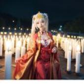 Tomotake Yoshino Senren BankaA young girl stands in front of candles.