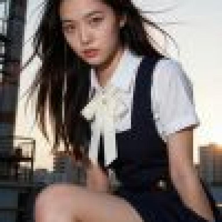 街頭美女，一位黑髮女孩戴著領結。