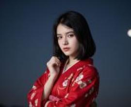 和服，穿著紅色和服的女子。