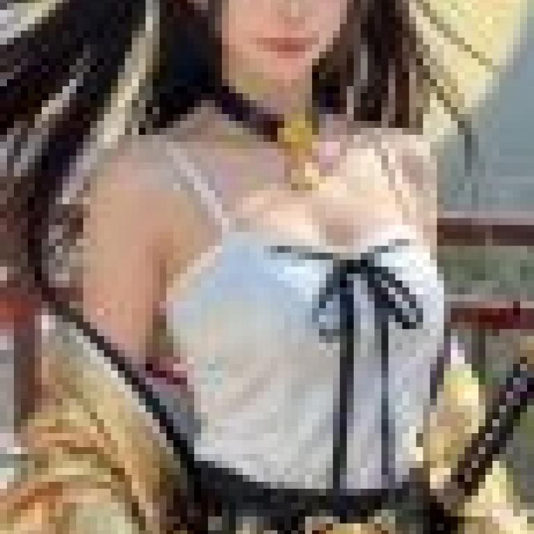 武士少女，身穿連身裙，手持寶劍的女孩。