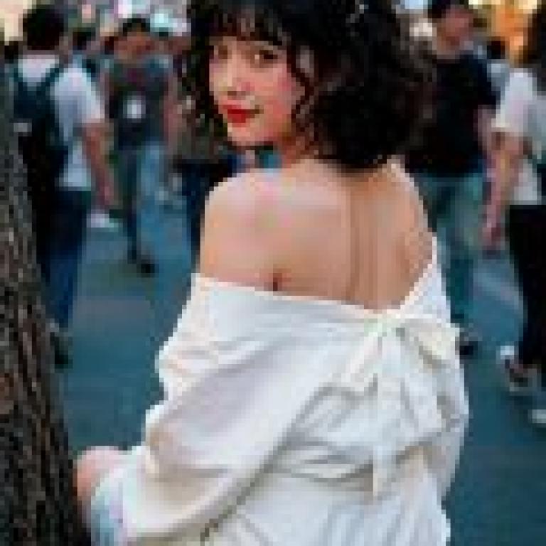 ZIT 01，坐在長椅上的女士。