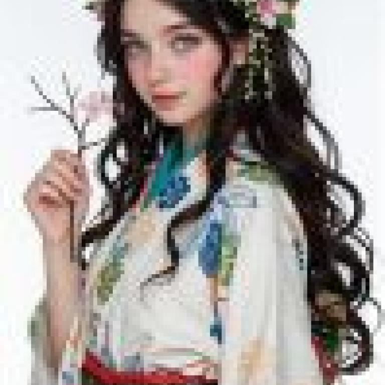 充滿活力的服裝，一位身穿日式連身裙、頭戴花冠和貓耳朵的女孩。