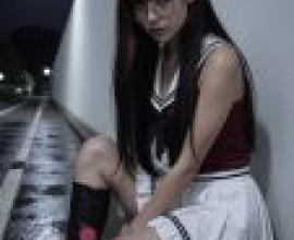 Street Girl Style Test，A young girl with long hair and glasses is wearing a red bow on her head.