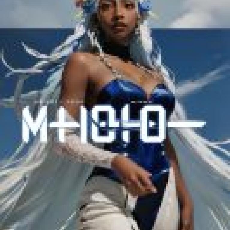 大地神マイア，Earth Goddess Maia， Ys，一位金髮女子，上衣印有 Mio 字樣。