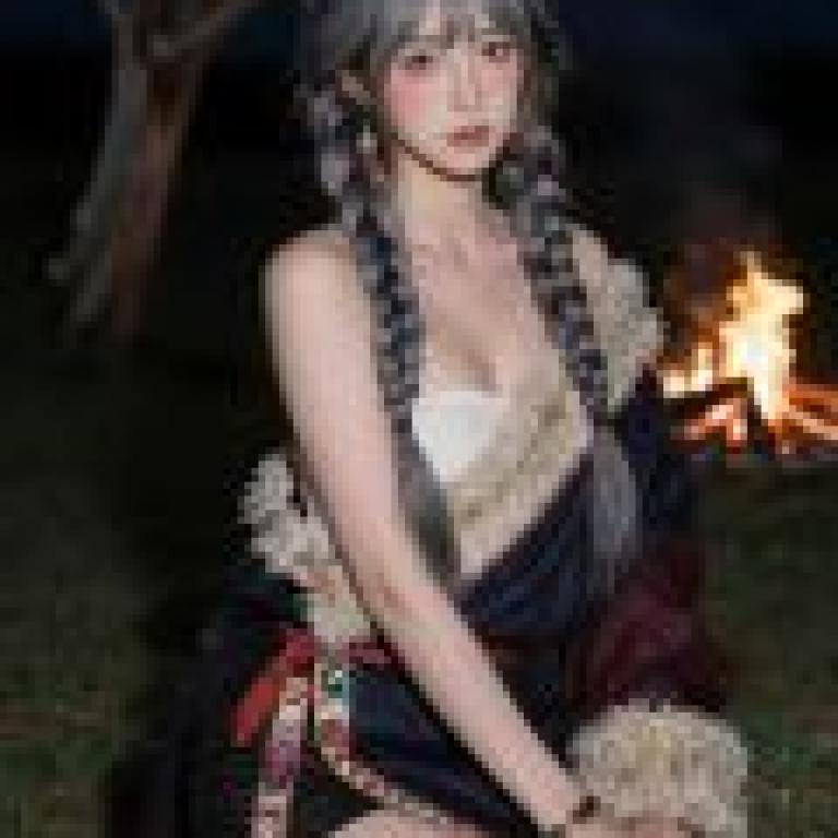 我對西藏之旅的回憶，夜色中一位女子身後燃著一堆營火。