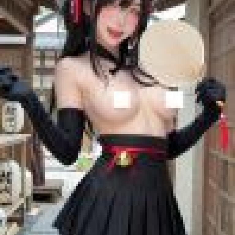 古代奇幻，一位黑髮女孩站在一棟建築物前