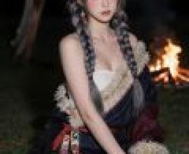 我對西藏之旅的回憶，夜色中一位女子身後燃著一堆營火。