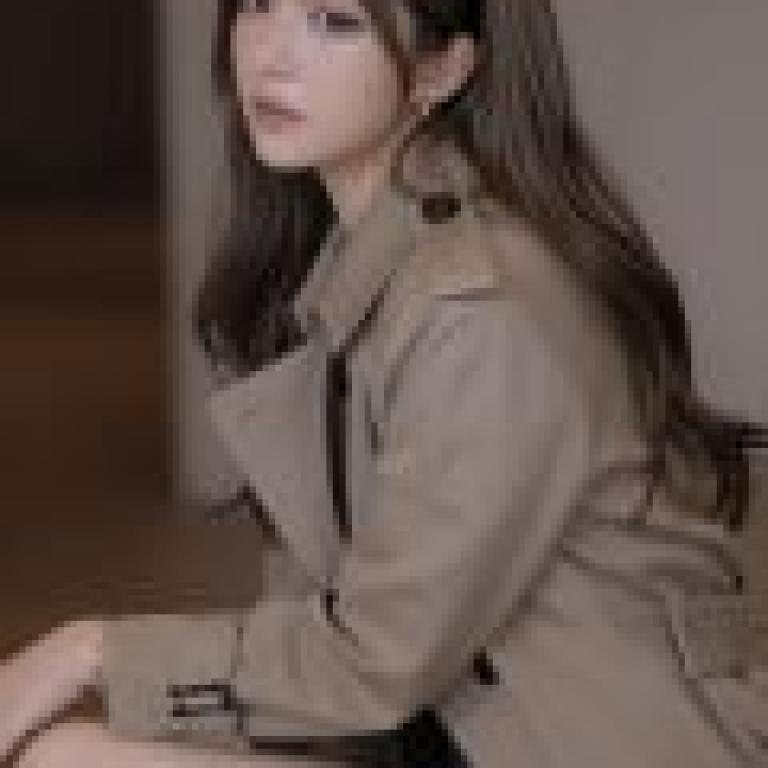 ex girlfriend，Woman wearing a tan trench coat.