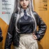 手機桌布，我想成為影之強者 亞蕾克西雅·米德加 アレクシア・ミドガル Alexia Midgar，寫實，白髮短裙：現實中的動漫奇蹟
