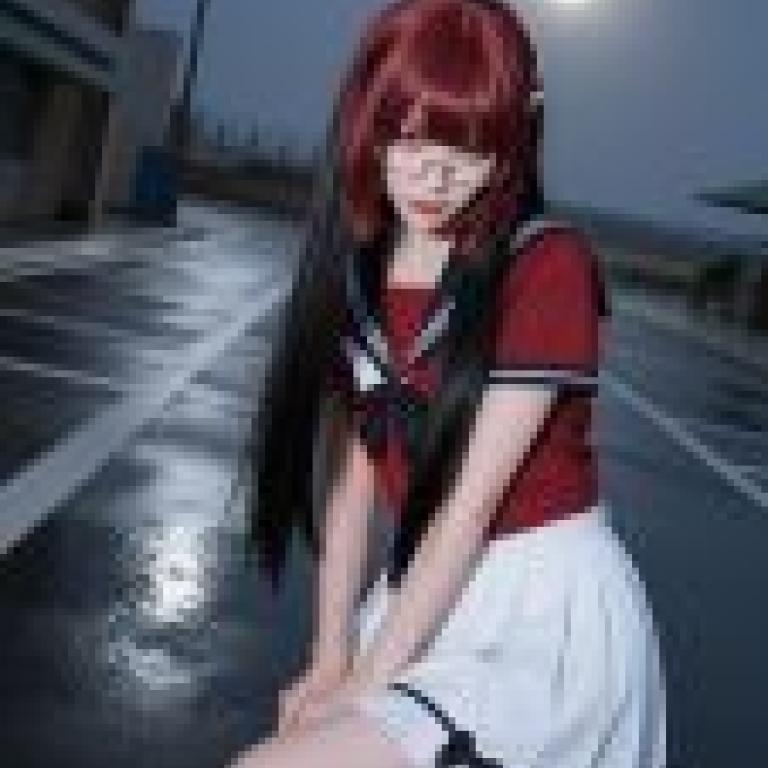 Street Girl Style Test，A girl with red hair sits in front of the moon.