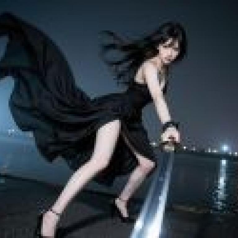 Night Warrior，A girl posing for the camera with a sword.