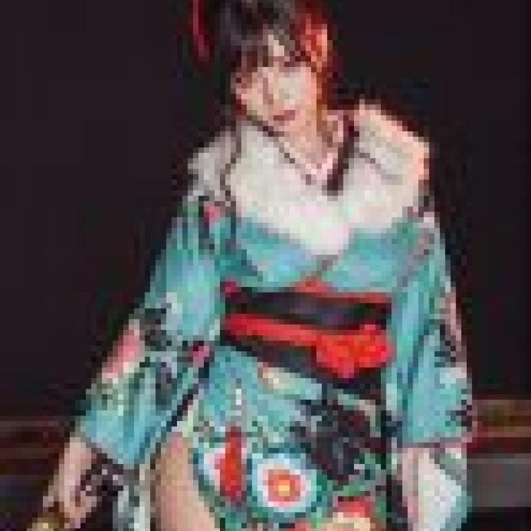 和服，身穿和服、手持刀劍的女子。