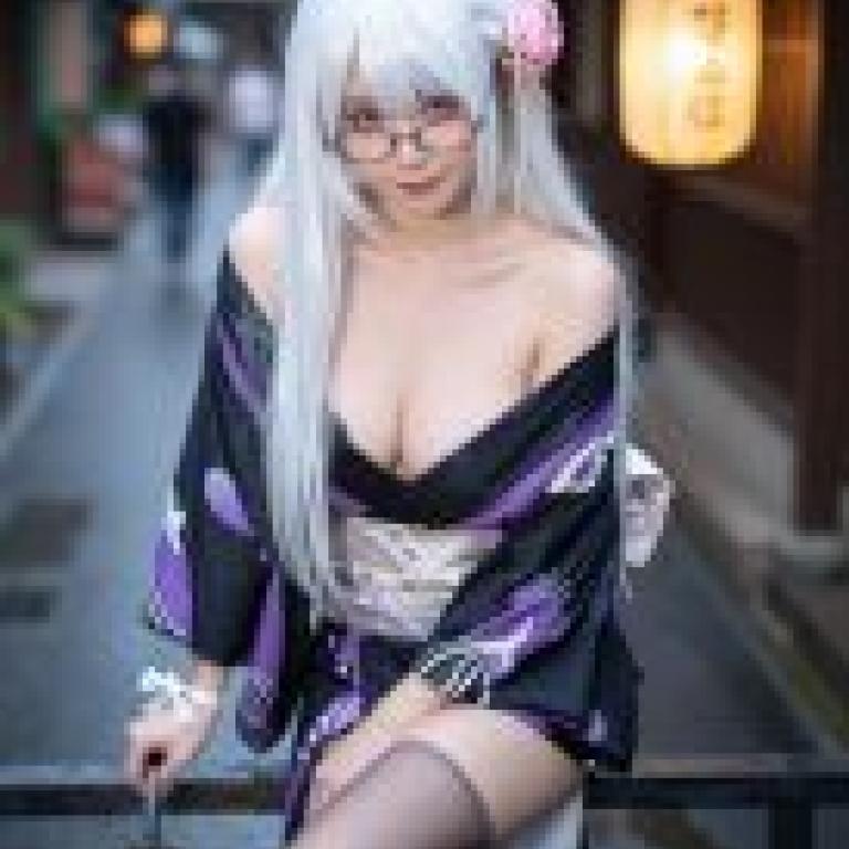 ZIT TRY01，身穿日本服裝的女子看向鏡頭。