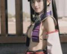牛若丸，Fate Grand Order，一位身穿cosplay服裝、留著黑色長髮的女性。