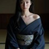 Kimono Phantom，A woman with a black dress.