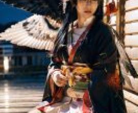 女天狗（傳統形象，生死皆可），一位女子坐在木牆旁。