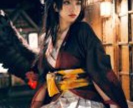 女天狗傳統，生死之間，一位身穿和服的亞洲模特兒坐在欄桿邊緣。