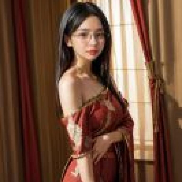 DRLLA 女士，戴著眼鏡，穿著紅色洋裝。