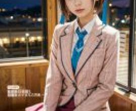 手機桌布，Sora Takanashi ，小鳥遊 空，寫實，一個身穿粉紅色衣服、戴著淺綠色蝴蝶結的女孩坐在長凳上。