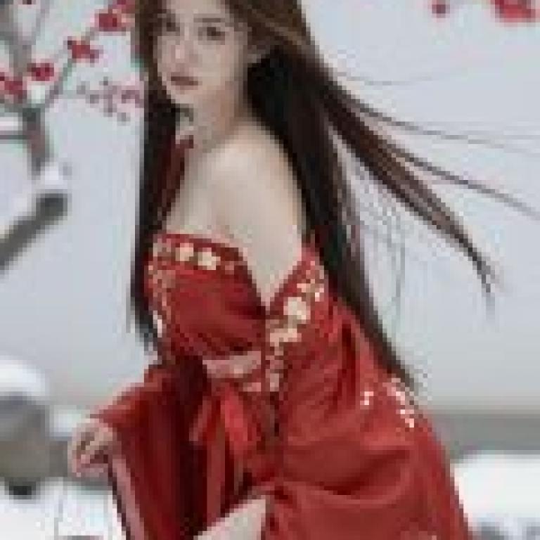 z圖像測試，一位身穿連身裙、頭髮上別著一朵紅玫瑰花的模特兒。