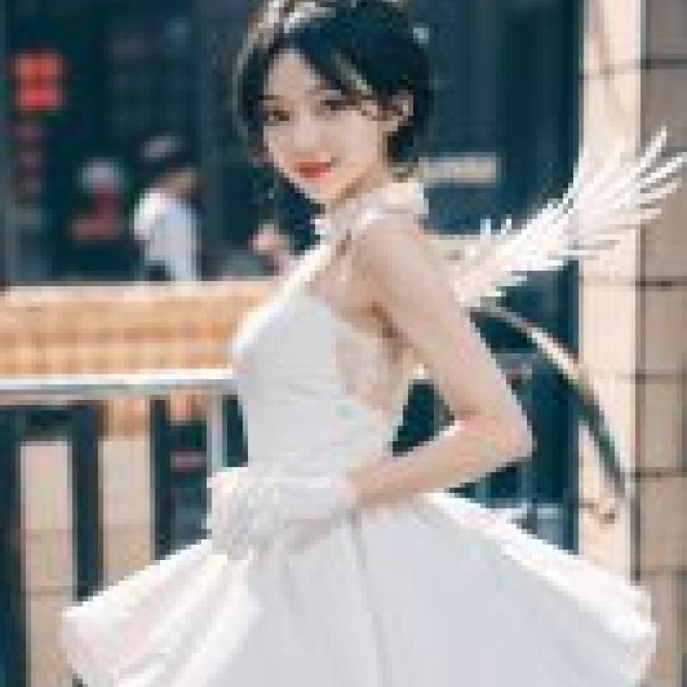 元慈，一位身著長裙、背生雙翼的女子擺姿勢。