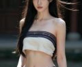 美麗的歷史陰影，照片中漂亮的女孩戴著一條金飾項鍊。