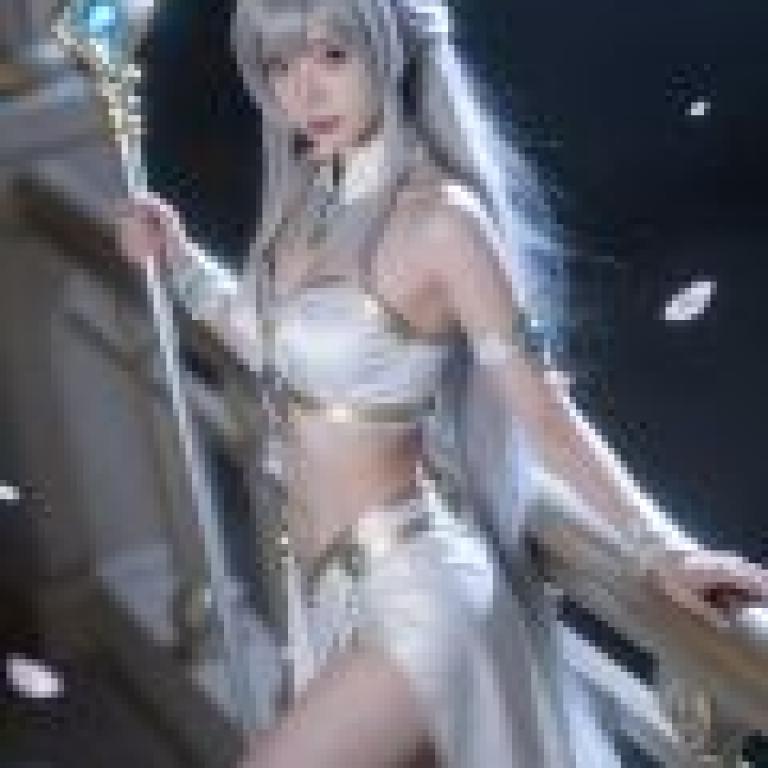 女神的恩典，一位身穿白衣、戴著藍色王冠、披上金色盔甲的少女，手中拿著一件物品。