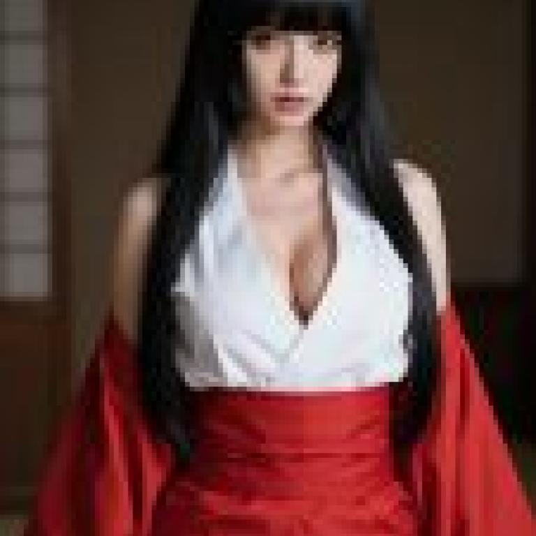 日本傳統美人，一位長著黑色長髮、穿紅色和服的女子。
