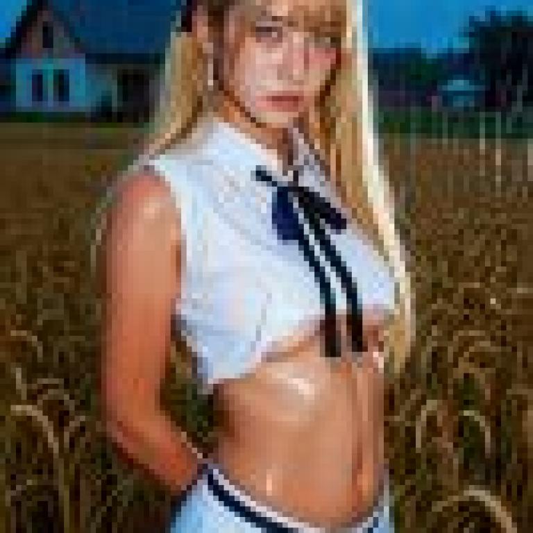 可愛的女孩，一位穿著白色帶藍色條紋連身裙的女士。