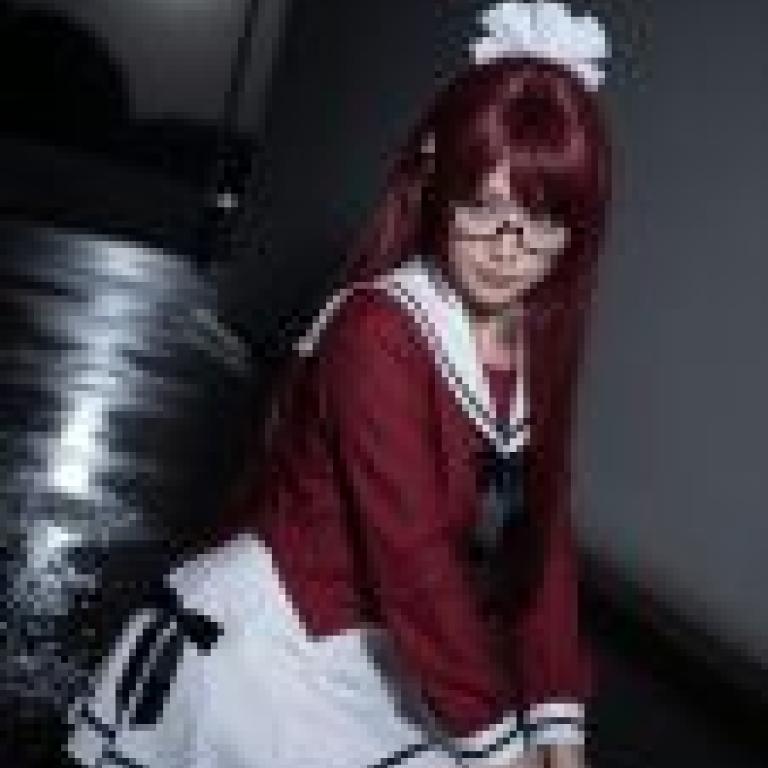 Street Girl Style Test，A doll in red and white dress.