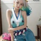 海賊王 YamatoA 模型身穿藍色服裝，頭戴紅色犄角。