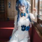 Griseo，Honka，A woman with a blue dress.