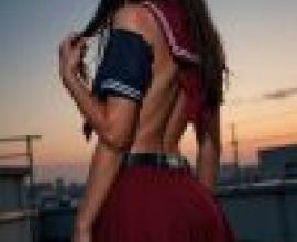 女孩們，一個穿著紅色裙子、戴著蝴蝶結的女孩站在月亮旁。
