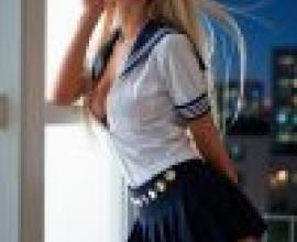 制服女俠，手指指向臉部，展現出壓制力量的姿態。