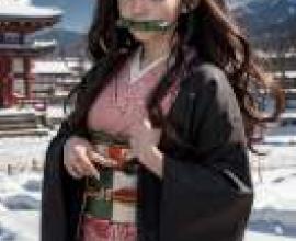 爐門祢豆子，鬼滅之刃，一位身穿和服、長髮披肩、摀住鼻子的女子。