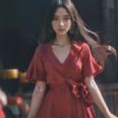卡特蘭波特萊爾 紫羅蘭永恆花園，一位身穿紅衣的女子。