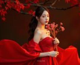紅色夢，身穿紅衣、手捧鮮花的美麗女子。
