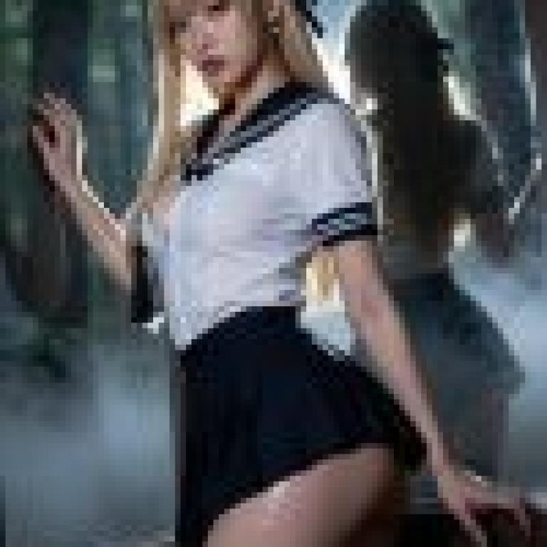 Street beauties，A girl wearing a school uniform.