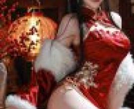 美麗的幻想，一位身穿紅裙的女子正對著鏡頭擺姿勢。