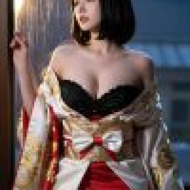 Japanese kimono，Model wears red and white kimono with bow.