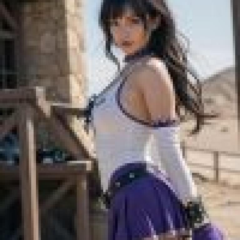 街頭美女，一位身穿紫白服裝的女子手持寶劍。