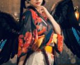 女天狗（傳統）、生死像，一個長著翅膀的女孩一手托著下巴擺出姿勢。