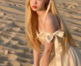 Phantom in the Desert，A beautiful woman with blonde hair and red lipstick in the desert.