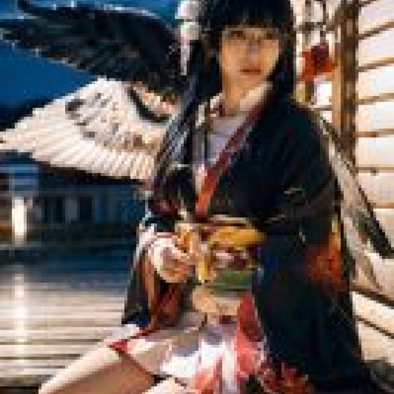 女天狗（傳統形象，生死皆可），一位女子坐在木牆旁。