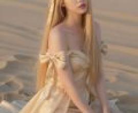 Phantom in the Desert，A young woman with long blonde hair sits on a beach.