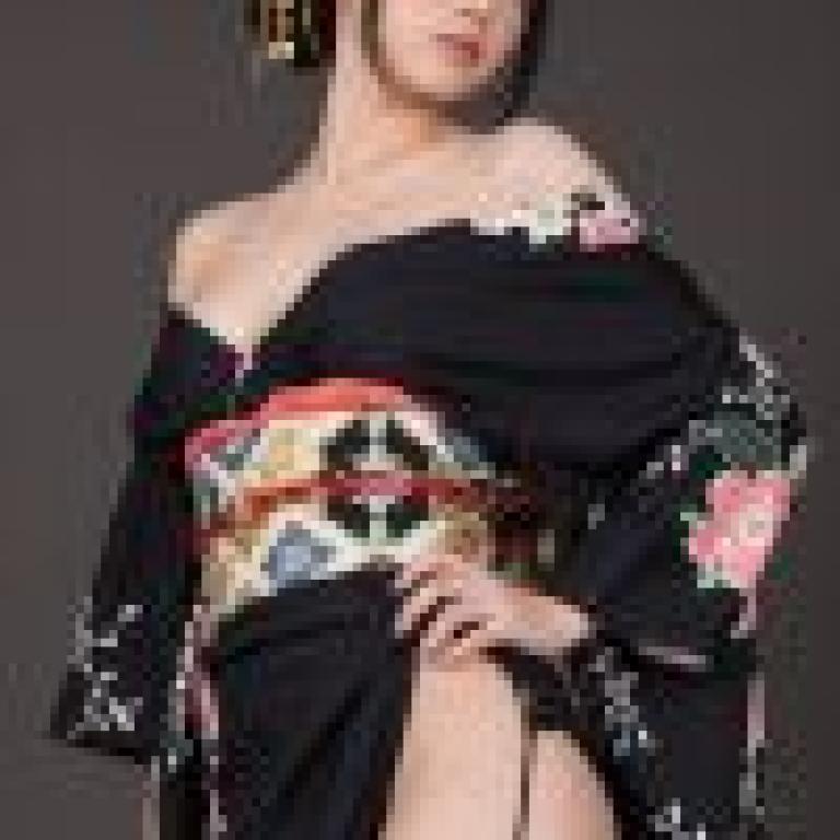和服，身著和服、內襯蕾絲的女子。