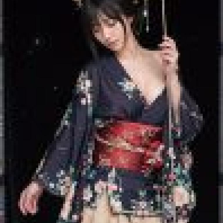 和服，一位身穿和服的女子手持兩件物品。